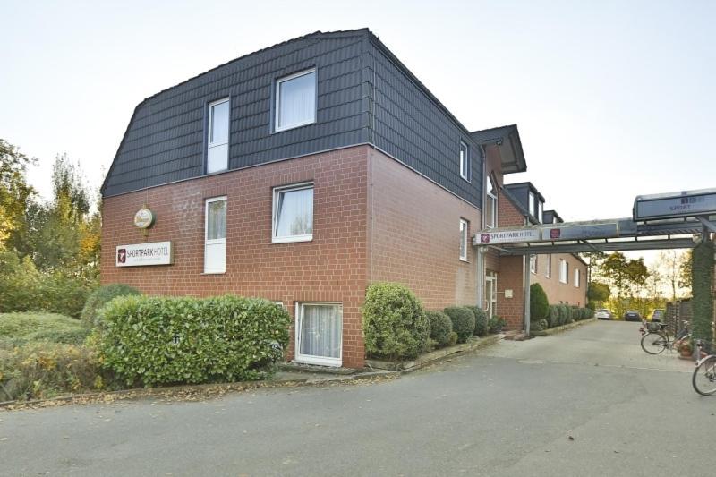 Sportpark Hotel Isernhagen Bagian luar foto